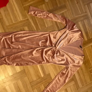 Klänning - Fin sammet klänning med djup v ring andvänd en gång