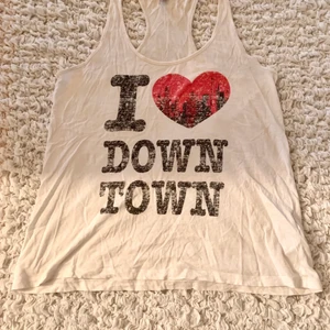 Bekvämt linne från Fishbone  - Fräscht och bekvämt linne från Fishbone i str L. Ett pyttelitet knappt märkbart hål på baksidan men annars i perfekt skick! Kan hämtas, mötas upp om i närheten eller levereras, men köparen står för frakt.