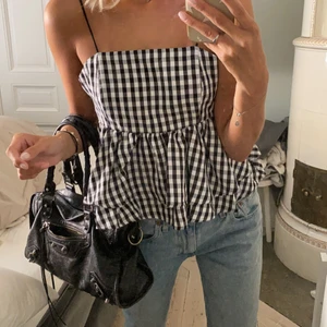 rutig topp!  - så fin rutig topp med volanger! finns fortfarande kvar bud på 250 kr 