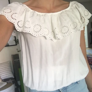 Vit top  - Vit top med spetsvolang upptill. Toppen är från HM i storlek XS men passar på mig som är S. Köparen står för frakt🥰