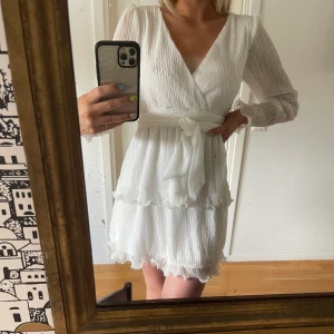 Klänning  - Så HIMLA fin klänning från DM. En riktig sommardröm. Köpte för ca 900 kr. I storlek XS. Köparen står för frakten.Hör av er om ni har några frågor eller funderingar, kram🖤 