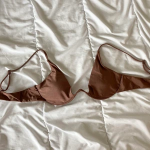 Bikini överdel  - Brun bikini överdel från bikbok, endast testad! Jätte fin men tyvärr kommer den inte att bli använd. Storlek M, passar även S. Frakt på 44 kr tillkommer 🤎