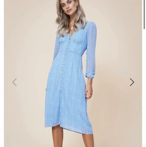 ADOORE Paris dress blue - Nyskick, lapp kvar. Super fin sommarklänning i storlek 36, (S). Säljer endast vid bra bud. Annars överväger jag att behålla den. Mitt pris: 1700kr, eller rimligt bud. Vid flera intresserade köpare stratas budgivning. Jag skickar alltid med spårbar frakt, (66kr). Frakten betalas av köparen. 