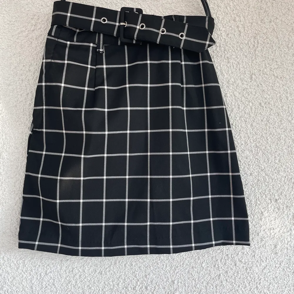 En kjol från hm som aldrig används i xs.. Kjolar.