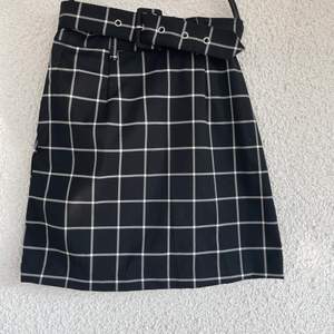 En kjol från hm som aldrig används i xs.