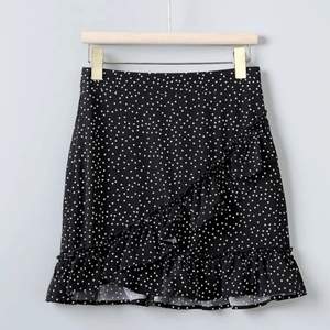 Säljer min kjol från shein då jag knappt använd den! Storlek S. Köpte för 89kr men säljer för 50kr. Frakten står köparen för