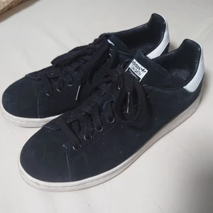 Adidas sneakers - Adidas sneakers i jättefint begagnad skick. Mockalikt material. Storleken motsvarar 38/39🍀