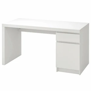 Skrivbord - Som ny, fast har en skada (täcker själv den med ett skrivunderlägg. Nypris: 1195 kr Mått: 140x65  Pris kan diskuteras vid snabb affär!