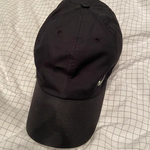 Nike Keps - Svart Nike Keps i fint skick. Använd men väll omhändertagen. Inga fläckar och inga skador. Justerbar storlek. Mer bilder kan skickas😊