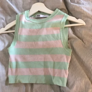 Zara topp - Väldigt efterfrågad zara topp dom jag inte använder längre. (FÖR TILLFÄLLET ENDAST INTRESSEKOLL MEN FÅR JAG BRA BUD KAN JAG TÄNKA MIG ATT SÄLJA)