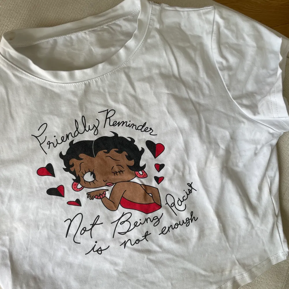Crop Top T-Shirt med Betty Boop. XS men kan passa en S. Frakt 24kr💜. T-shirts.