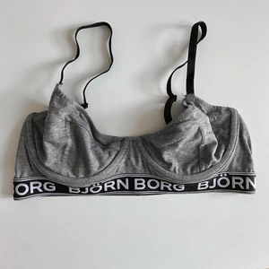 Björn Borg bralette  - Intressekoll på denna supersnygga, unika och sköna braletten från Björn Borg! Tyget är supermjukt, den har byglar samt icke-vadderade kupor. Storlek M men rätt liten i storleken, dock rätt stretchig! 