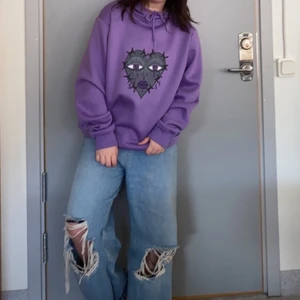 Lila Hoodie - Unik Hoodie i Storlek M. Trycket är handmålat och tröjan är helt ny💜