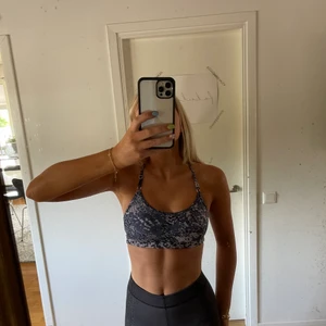 Sport bh  - Oanvänd supersnygg sport-bh från Casall i storlek S. Jättefin i ryggen och det finns inlägg i den. Aldrig använd. Som ny. Säljer för att den är lite förstår för mig! Köparen står för frakten! Hör av er vid frågor, kram💕