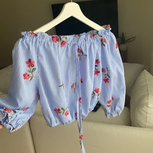 Oanvänd off-shoulder topp 💐 - Blommorna är broderade på. Så så fin men tyvärr kommer den inte till användning. Köpt för några år sedan utomlands och ett märke man inte känner igen, så tror du kommer vara ensam om den 💕 
