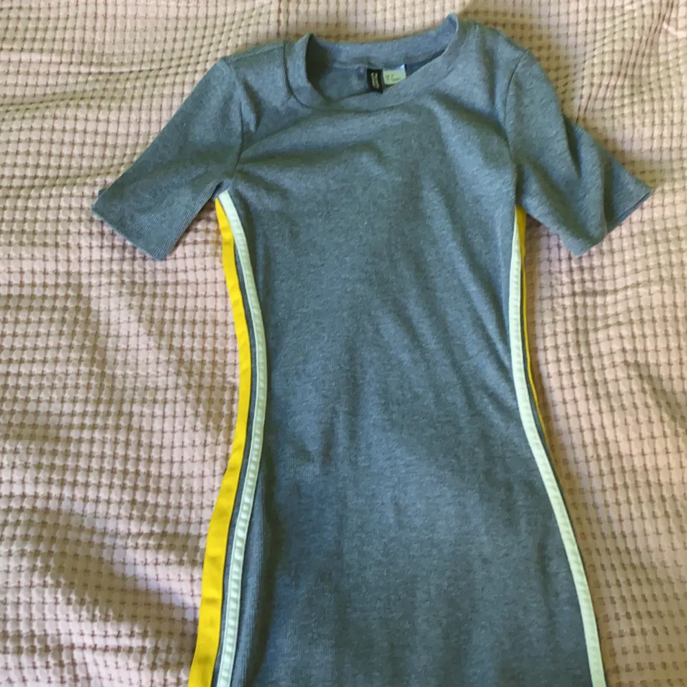 En klänning från H&M jag köpte för något år sedan. Är använd ett fåtal gånger.. Klänningar.
