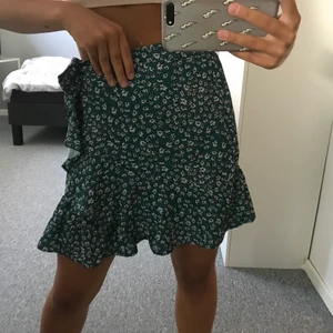 Kjol - Jättegullig och fin kjol, aldrig använd då jag köpte nya kjolar och ”glömde bort denna. Du knyter åt den sjölv så passar alla, köpte i M då många skrev att den va kort, denna sitter perfekt i längd