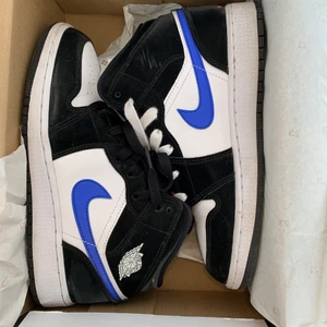 Jordan 1 Mid Black Racer Blue - JORDAN 1! (Mid) storlek uk5 eu(38) använda ca 5 gånger! Jätte bra skick! Skickar gärna fler bilder vid intresse. Nypris 250€