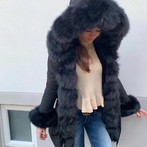 Naya park jacka, vinterjacka, pälsjacka - En lång naya parka jacka i svart färg samt i äkta päls. Den är i xs men skulle även passa en s samt m. Använt fåtal gånger och säljer då jag har skaffat mig en ny. Pris kan diskuteras och kan skicka mer bilder på den privat 🥰