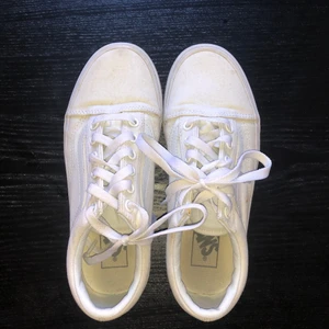 Vans Old Skool Shoes Strl 36 - Ett år helt vita vans i storlek 36. Använda några gånger, en liten fläck på den högra skon, skriv för bild. Nypris 799kr, säljer dom för 150kr. Frakt tillkommer💖🌸