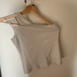 Topp  - Mycket fin topp som jag köpte från nakd för cirka 1 år sen. Toppen är enarmad och passar väldigt fint till låg midjade jeans.