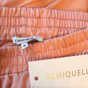 Satin pants - superfina rosa silkesbyxor från chiquelle, riktiga färgen syns på bild 2. sista bilden ser ni modellen! Aldrig använda så perfekt skick, lappen är kvar! 