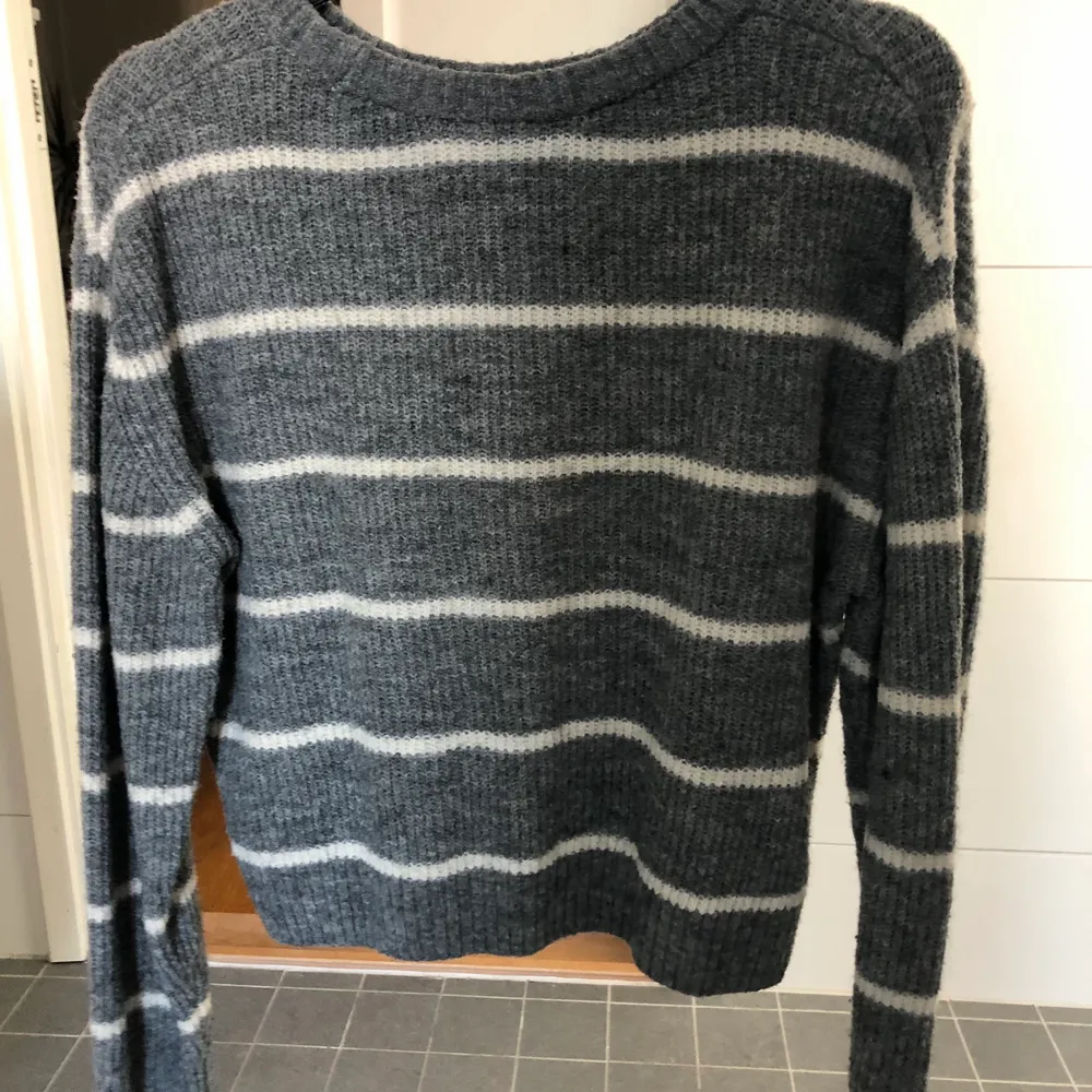 De här är en tröja i storlek xs som inte har några gamla skador✨Tröjan kommer ifrån H&M och är en perfekt tröja när de är lite kallt ute nu på sommaren☀️. Tröjor & Koftor.