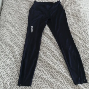 Craft  - Jag fick denna träningsbyxor som present men jag har exakt samma, så jag säljer dem för 50 kr. De har en väldig bra kvalitet, passar till alla olika kropp väldigt bra. 