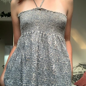 snygg leaopard mönstrad tröja  - säljer pga att den inte kommer till användning tyvärr. köpt secondhand för 70 kr. bra skick ändats använd nu när jag tog foto! köparen står för frakten. det är inte mitt fel om den försvinner i posten men det hoppas vi att den inte gör :) !! 💜