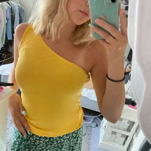 Topp  - En jättesöt gul topp från Shein. Bra kvalitet och väldigt mjuk och skön. Den är aldrig använd
