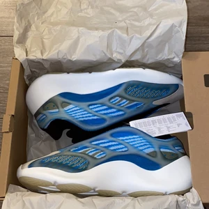 Adidas Yeezy 700 - Arzareth  - Säljer ett par helt nya oanvända yeezys i storlek EU44/US10. Köpta från butiken END. Kvitto finns såklart:)