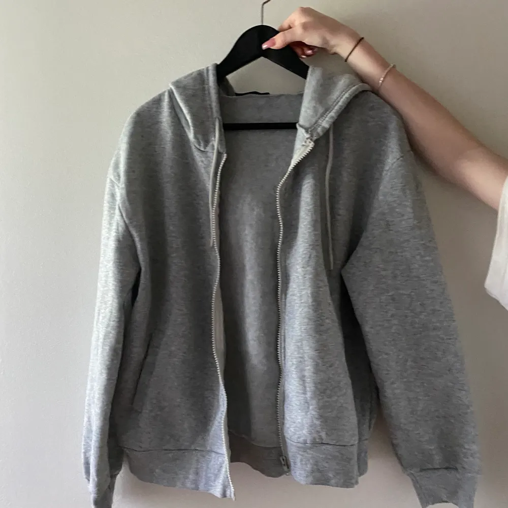 En zip hoodie från shein i storlek L men skulle säga att den passar bättre på S och M om man vill ha den lite mer oversized. . Hoodies.