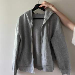 En zip hoodie från shein i storlek L men skulle säga att den passar bättre på S och M om man vill ha den lite mer oversized. 