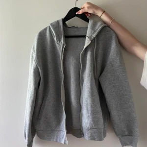 Zip hoodie - En zip hoodie från shein i storlek L men skulle säga att den passar bättre på S och M om man vill ha den lite mer oversized. 