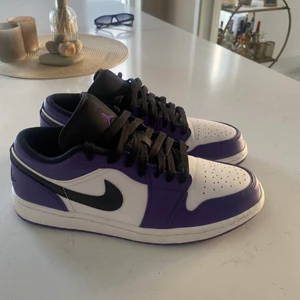 Jordan 1 low court purple - Säljer dessa för att jag nyss fyllt år och fått ett år nya skor. Knappt använda och ser nästan helt nya ut (10/10). Köpte från stockX för typ $185. Tänkte att jag kör en budgivning på dessa där utropspriset är 1500 kr, eller köp direkt för 1750, köpare betalar frakt. Skriv för fler bilder!