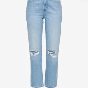 Superfina jeans som tyvärr är för korta på mig. Använd enstaka gånger, så jättebra skick!💕 Köpt för typ 1000kr
