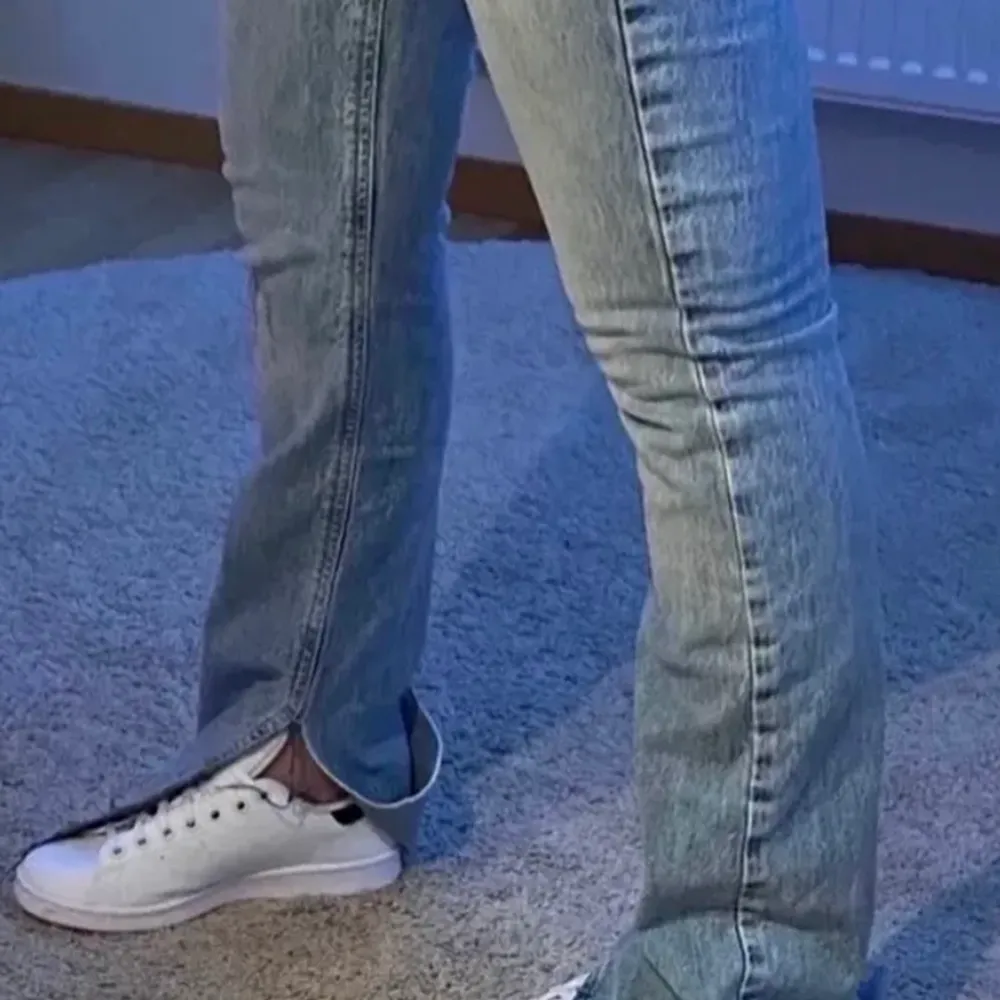 Säljer dessa snygga jeans från zara, långa i benen på mig som är 167. Inte använda många gånger! . Jeans & Byxor.