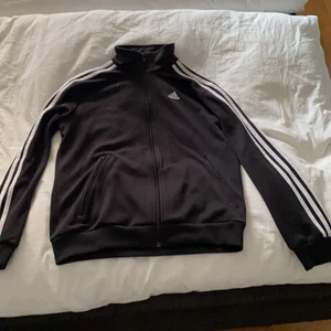 Adidas Vintage Crewneck - Inköpt från stadium för 600kr. Mitt pris 300kr