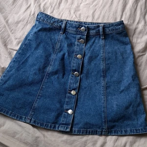Jeans kjol - Säljer en jätte fin jeans kjol men knappar på framsidan som går att öppna. Den är stretchig och passar till mycket. 