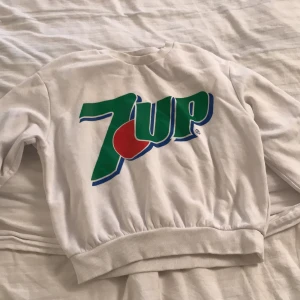 Tröja  - Vit tröja med tryck , köpare står för frakt 