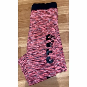 Träningsbyxor  - Använda ett fåtal gånger , har ett litet hål syns knappts( bild finns)!!