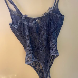 Body i spets i storlek 34 - En blå body i spets. Storlek 34. Skön passform och funkar både som plagg eller att ha under en blus/skjorta! 