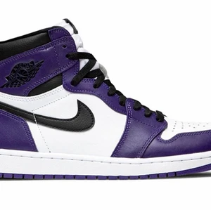 Jordan 1 High, 38 - Jordan 1 court purple från stockX. Storlek 38. Budgivning sker om fler är intresserade. Skorna är använda 