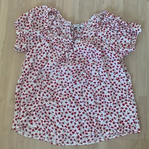 Chiquelle blus  - Chiquelle blus inköpt för två år sen men bara använd en gång ❤️ passar även mindre strl!