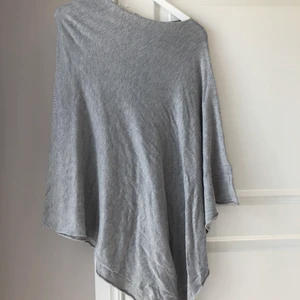 Ponscho storlek Onesize  - Helt ny ljusgrå ponscho i storlek Onesize, aldrig använd. 90 kr + frakt 🌺