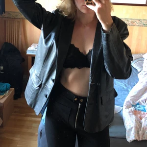 Svart läderjacka - Säljer min URsnygga läderjacka (endast vid bra bud)  Lite oversized och i tjockt läder och fin krage. Så snygg till allt och ett riktigt unikt plagg🤩❤️ skulle säga att den sitter perfekt på de som har S eller M men funkar också för mindre för mer oversized look och för större eftersom den är oversized