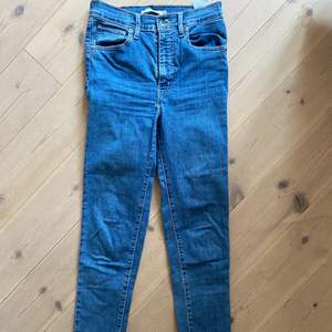 Ett par blåa Levis jeans! Modell är skinny, W27 & L30! Älskar färgen och hur dom sitter på, verkligen stretchiga! Orginalpriset runt 1200kr