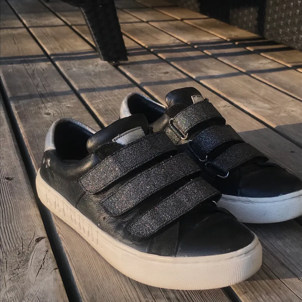 Svarta sneakers från Kaporal i modellen Luna. Skorna är köpte i oktober förra året för ca 700kr. Dem är  använda men i fint skick och det är få slitningar på dem,( skickar bild vid intresse). Dem kommer tyvärr inte till användning längre då jag tröttnar på dem, och känner att dem förtjänar att bli använda av någon annan🤩. . Skor.