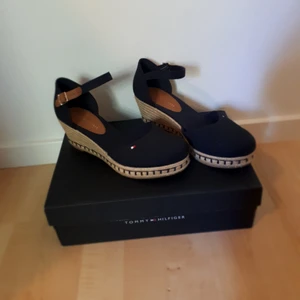 Tommy Hilfiger kilklackar - I princip nya Tommy Hilfiger skor med guld spänne! Använda max 4 gånger så i toppen skick! 200kr + eventuell frakt 