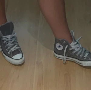 Converse - Säljer dessa as snygga converse som är völdogt svårs attt fö tag i eftersom de är gråa. Skitsnygga och prisvärda!💕Storlek 35 men passar 36, de är stors i storleken. 